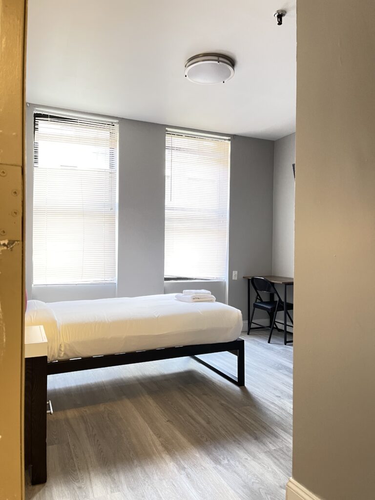 Medium room w/ shared bathroom - West 94th Street - NYC Student Housing