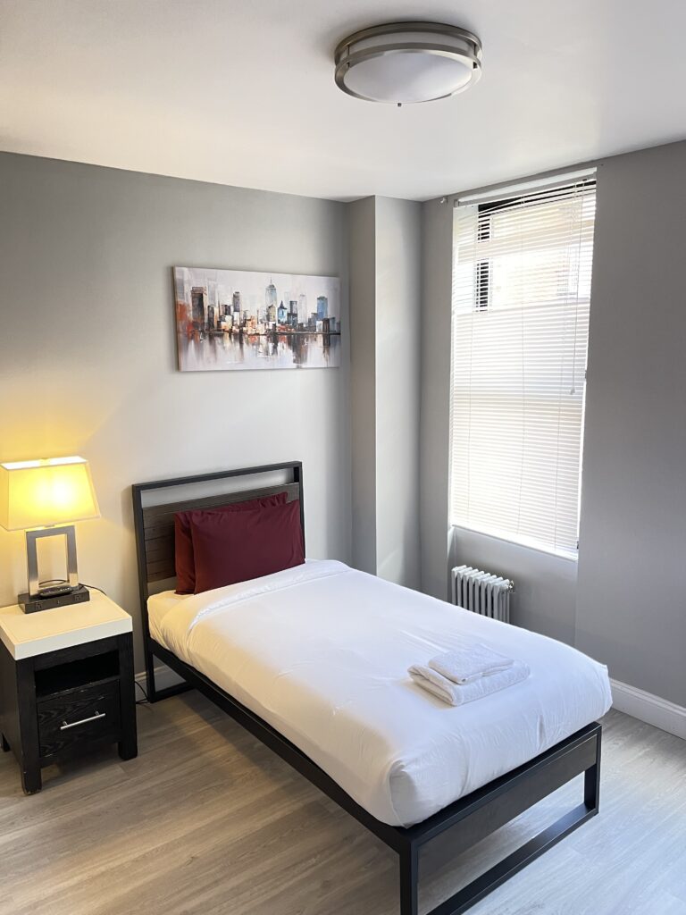 Medium room w/ shared bathroom - West 94th Street - NYC Student Housing