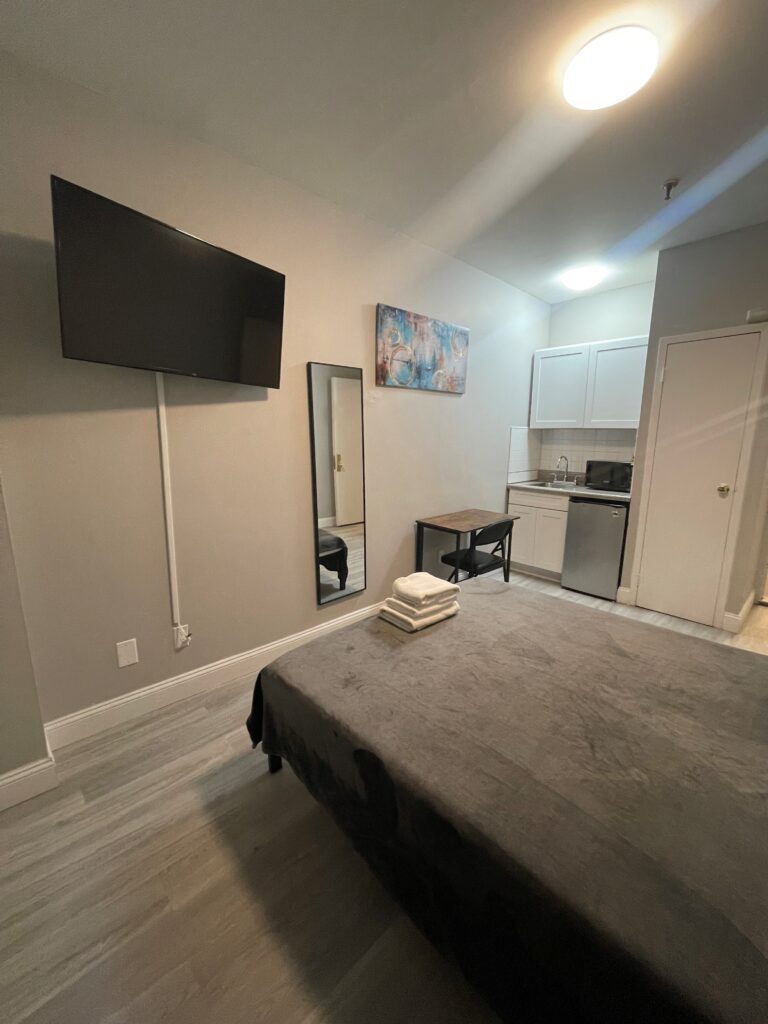 Medium room w/ shared bathroom - West 94th Street - NYC Student Housing