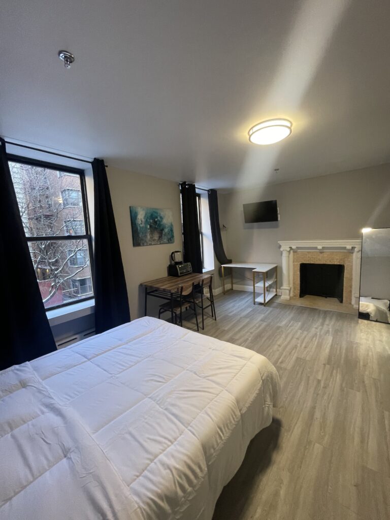 Deluxe room w/ en-suite  private bathroom - West 94th Street - NYC Student Housing