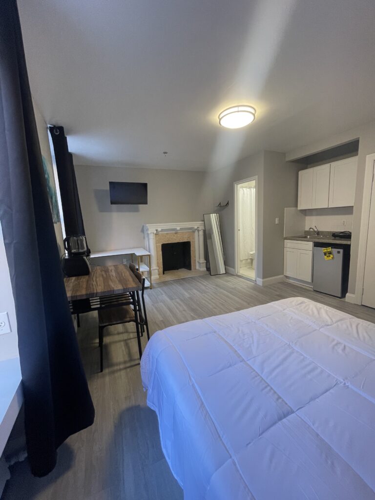 Deluxe room w/ en-suite  private bathroom - West 94th Street - NYC Student Housing