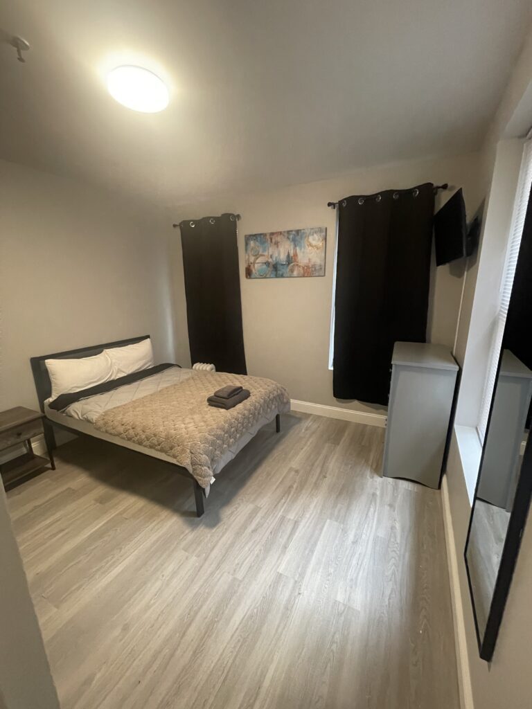 Deluxe room w/ en-suite  private bathroom - West 94th Street - NYC Student Housing