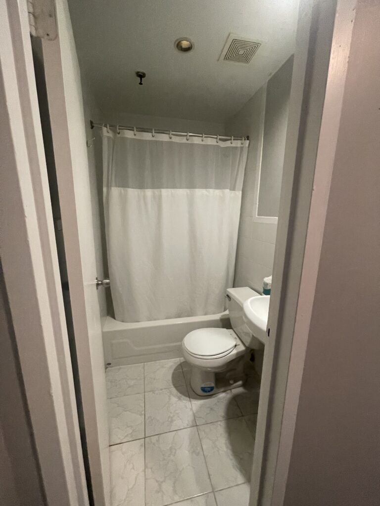 Deluxe room w/ en-suite  private bathroom - West 94th Street - NYC Student Housing