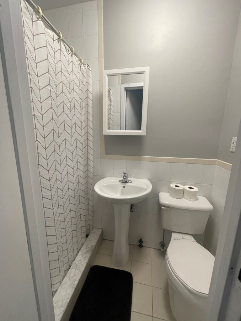 Small room w/ en-suite private bathroom - West 94th Street - NYC Student Housing