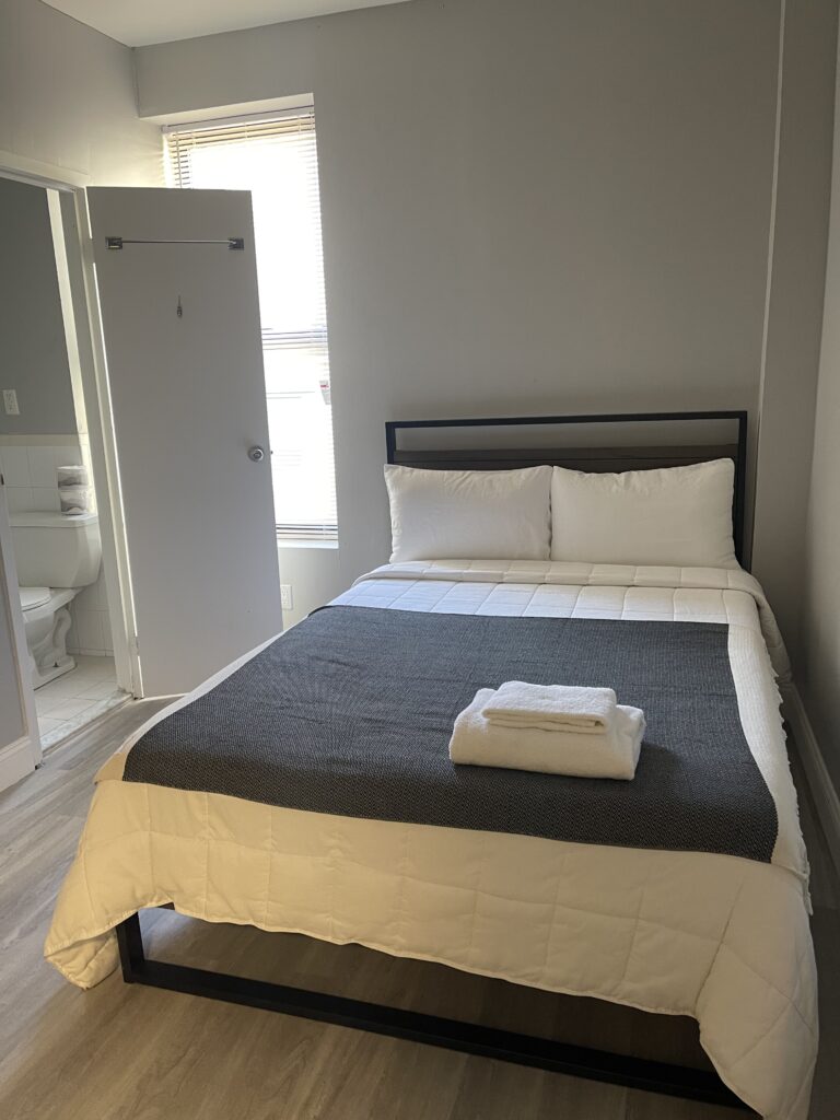 Medium room w/ en-suite  private bathroom