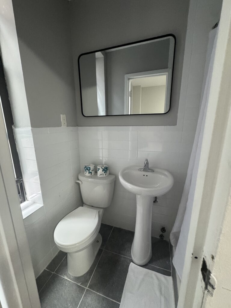 Small room w/ en-suite private bathroom - West 94th Street - NYC Student Housing